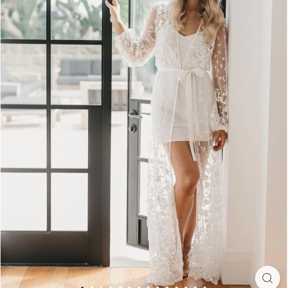 Elegant White Lace Robe